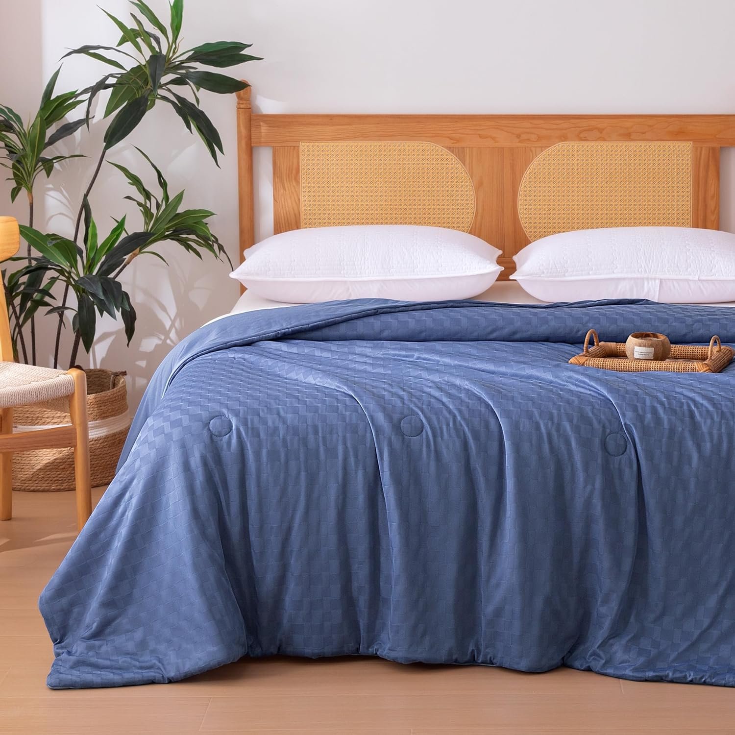 Amazon Basics Cooling Comforter, Soft Lightweight Waffle Weave Blanket for Hot Sleepers, Summer & All Season Bedding to Keep Cool for Night Sweats, 90″x90″, Queen, Blue
