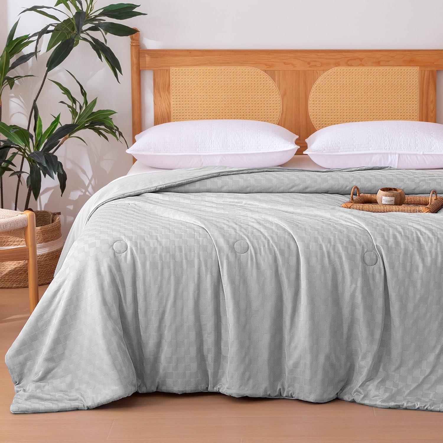 Amazon Basics Cooling Comforter, Soft Lightweight Waffle Weave Blanket for Hot Sleepers, Summer & All Season Bedding to Keep Cool for Night Sweats, 90″x90″, Queen, Gray